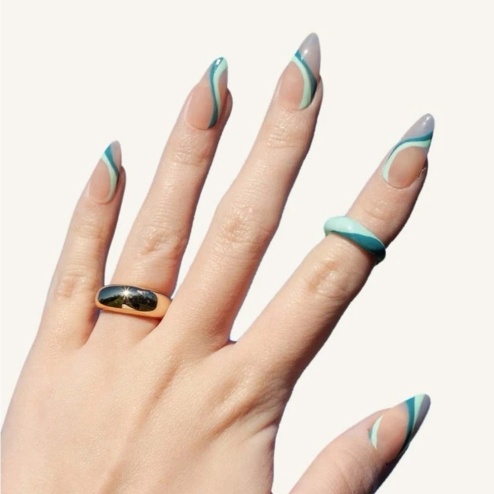 Press on nails - green swirls